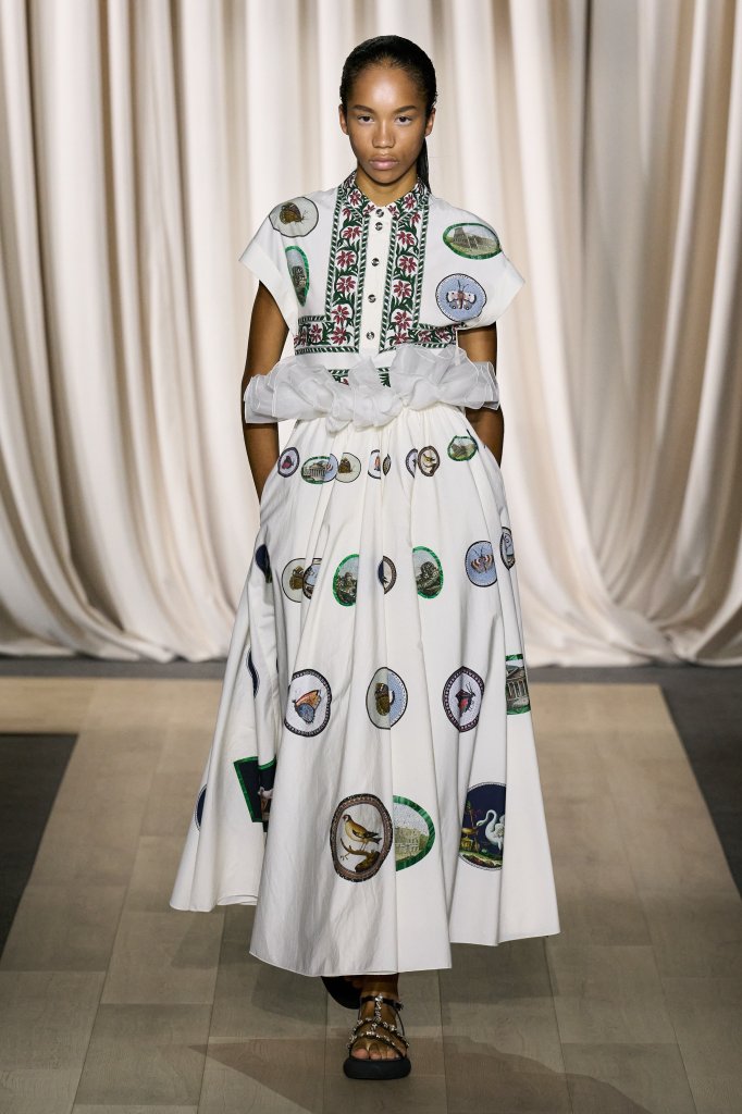 詹巴迪斯塔·瓦利 Giambattista Valli 2024春夏高级成衣秀 - Paris Spring 2024