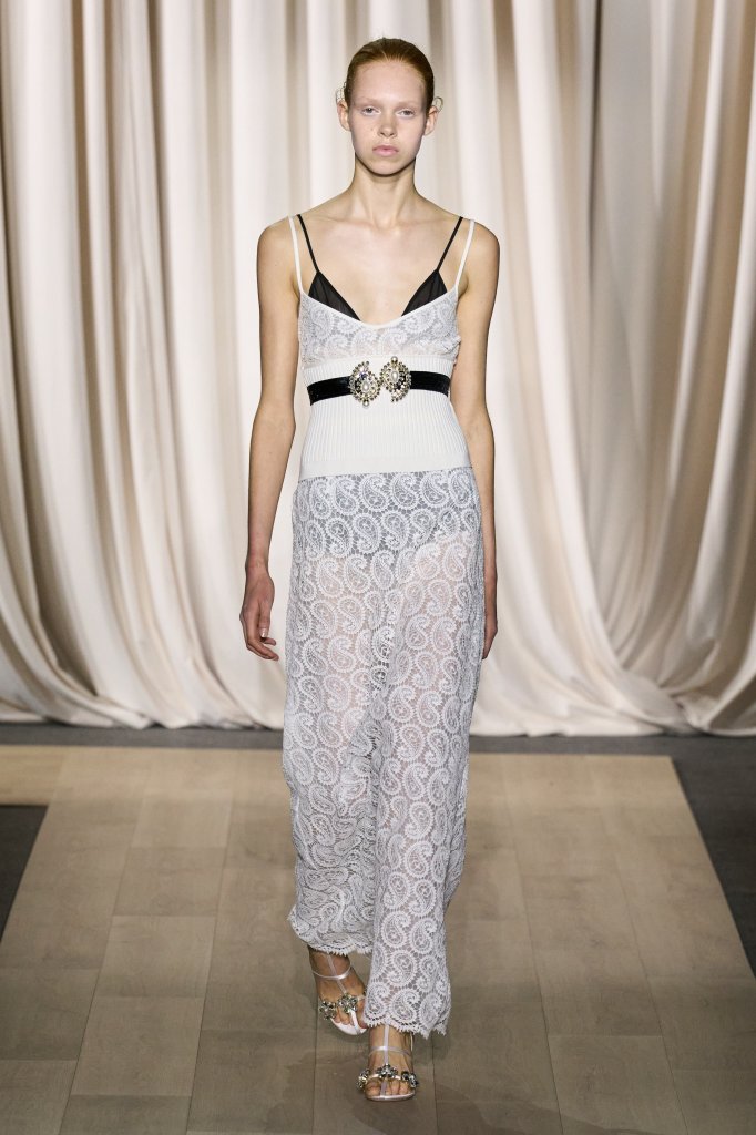 詹巴迪斯塔·瓦利 Giambattista Valli 2024春夏高级成衣秀 - Paris Spring 2024