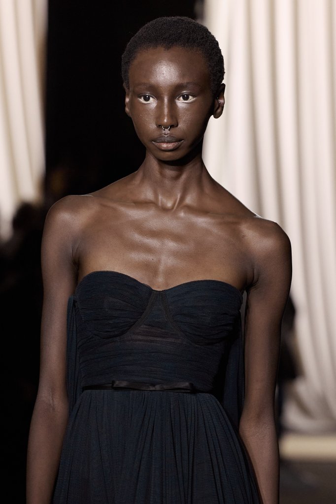 詹巴迪斯塔·瓦利 Giambattista Valli 2024春夏高级成衣秀(细节) - Paris Spring 2024