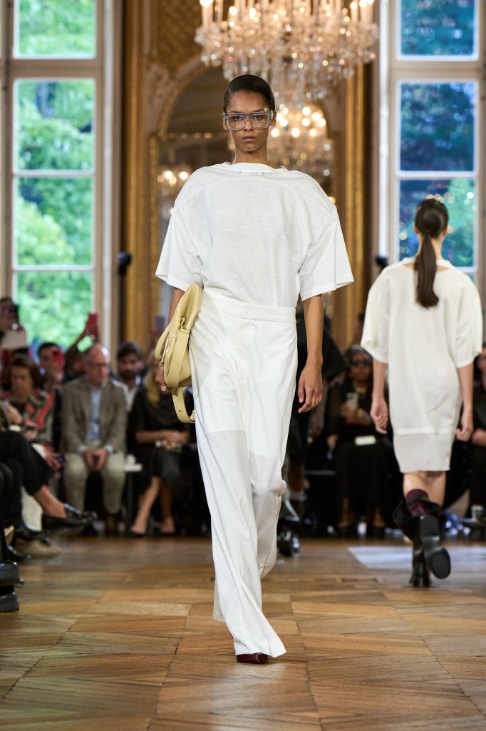 维多利亚·贝克汉姆 Victoria Beckham 2024春夏高级成衣秀 - Paris Spring 2024