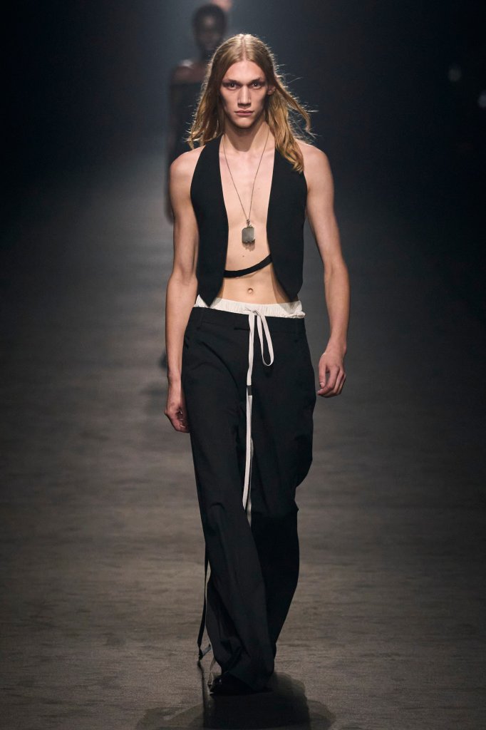 安·迪穆拉米斯特 Ann Demeulemeester 2024春夏高级成衣秀 - Paris Spring 2024