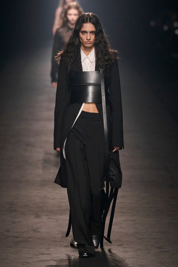 安·迪穆拉米斯特 Ann Demeulemeester 2024春夏高级成衣秀 - Paris Spring 2024