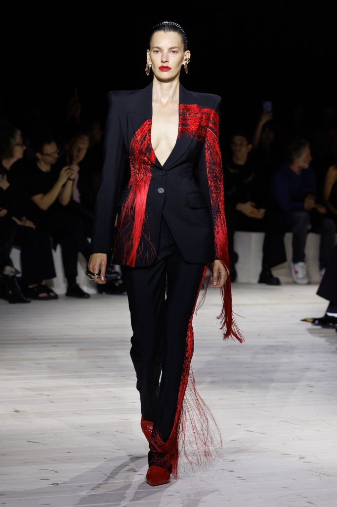 亚历山大·麦昆 Alexander McQueen 2024春夏高级成衣秀 - Paris Spring 2024