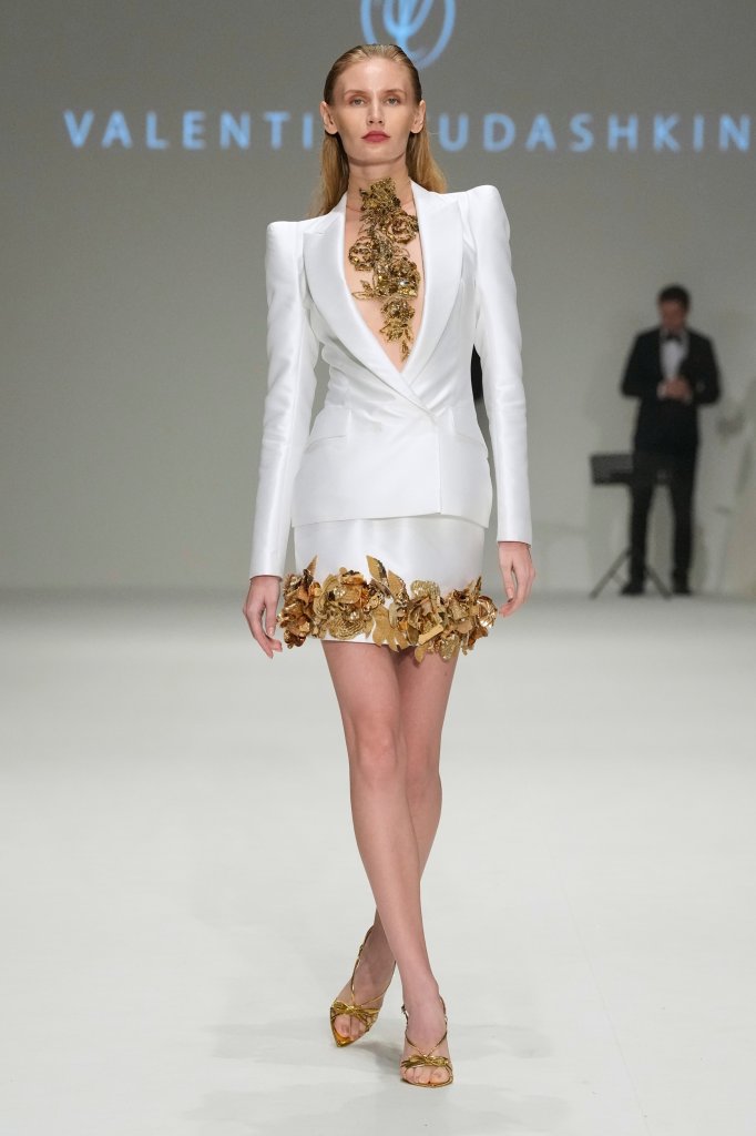 瓦连京·尤达什金 Valentin Yudashkin 2023/24秋冬高级定制秀 - Dubai Couture Fall 2023