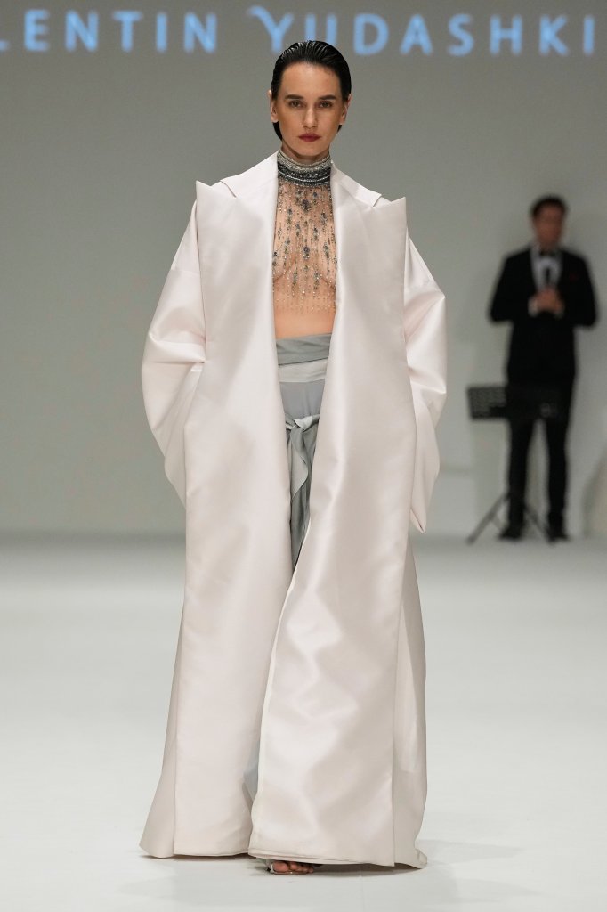 瓦连京·尤达什金 Valentin Yudashkin 2023/24秋冬高级定制秀 - Dubai Couture Fall 2023