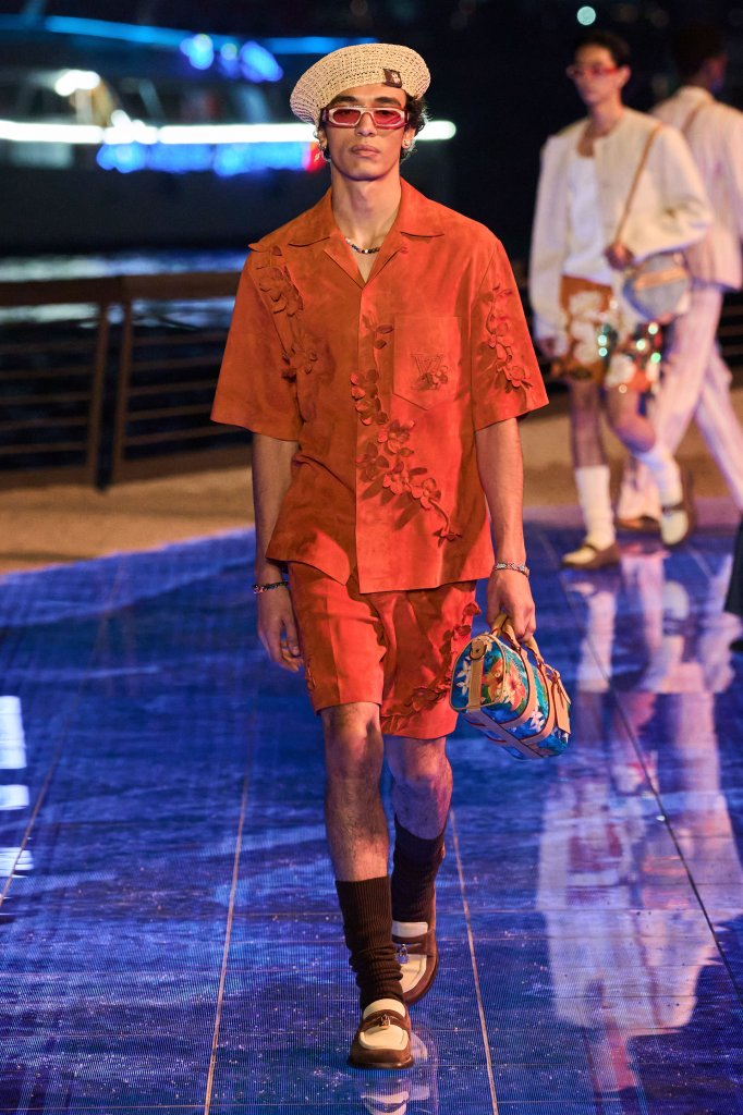  路易·威登 Louis Vuitton 法国 France 巴黎 Paris 走秀(Runway) 2024早秋 Pre-Fall 2024 男装 宽松衬衫 Loose Blouse 百慕大短裤 Bermuda Shorts 海滩 Beach  花 Flowers 男装