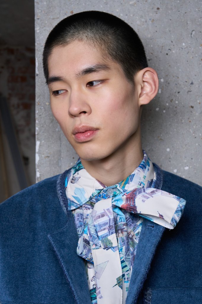 于英美 Wooyoungmi 2024/25秋冬男装秀(后台妆容) - Paris Fall 2024