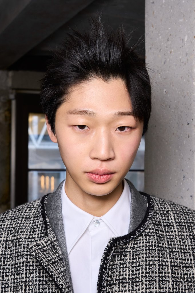 于英美 Wooyoungmi 2024/25秋冬男装秀(后台妆容) - Paris Fall 2024