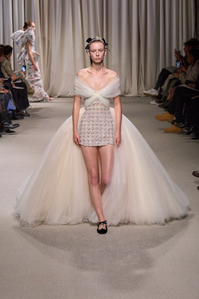 詹巴迪斯塔·瓦利 Giambattista Valli 2024春夏高级定制秀 - Couture Spring 2024