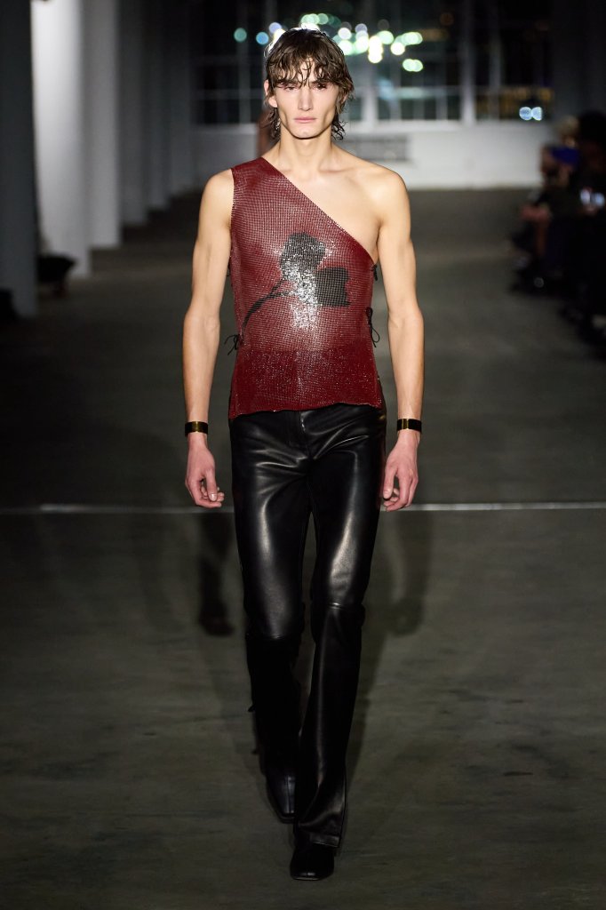  Ludovic de Saint Sernin Ludovic de Saint Sernin 走秀(Runway) 2024/25秋冬 2024/25 A/W 女装 男装 女装 男装 单肩上衣 One-Shoulder Top 皮裤 Leather Pants 男装