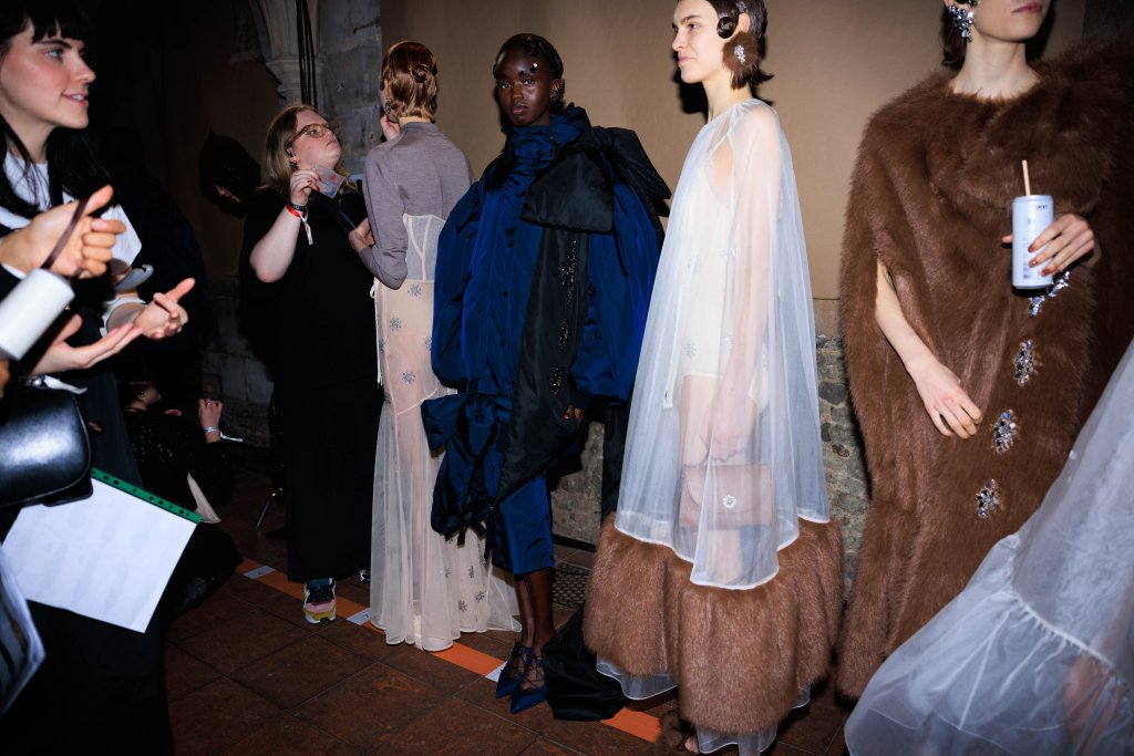 西蒙娜·罗莎 Simone Rocha 2024/25秋冬高级成衣秀(后台妆容) - London Fall 2024