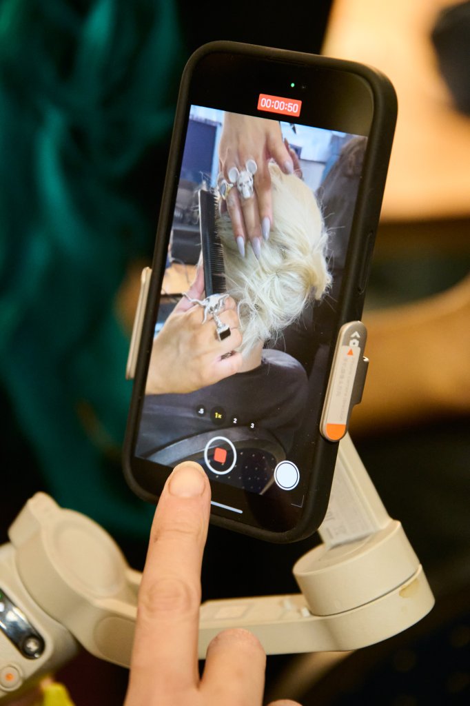 保罗&middot;科斯特洛 Paul Costelloe 2024/25秋冬高级成衣秀(后台妆容) - London Fall 2024