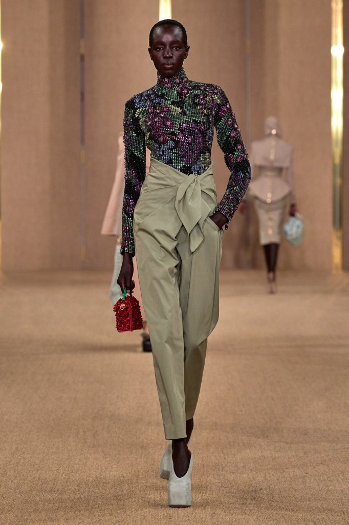  巴尔曼 Balmain 法国 France 巴黎 Paris 走秀(Runway) 女装 2024/25秋冬 2024/25 A/W 针织上衣 Knit Top 高腰裤 High-Waisted Pants 女装