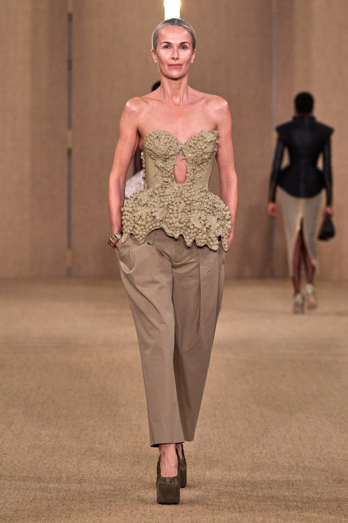  巴尔曼 Balmain 法国 France 巴黎 Paris 走秀(Runway) 女装 2024/25秋冬 2024/25 A/W 抹胸上衣 Tube Top 休闲裤 Slacks 女装