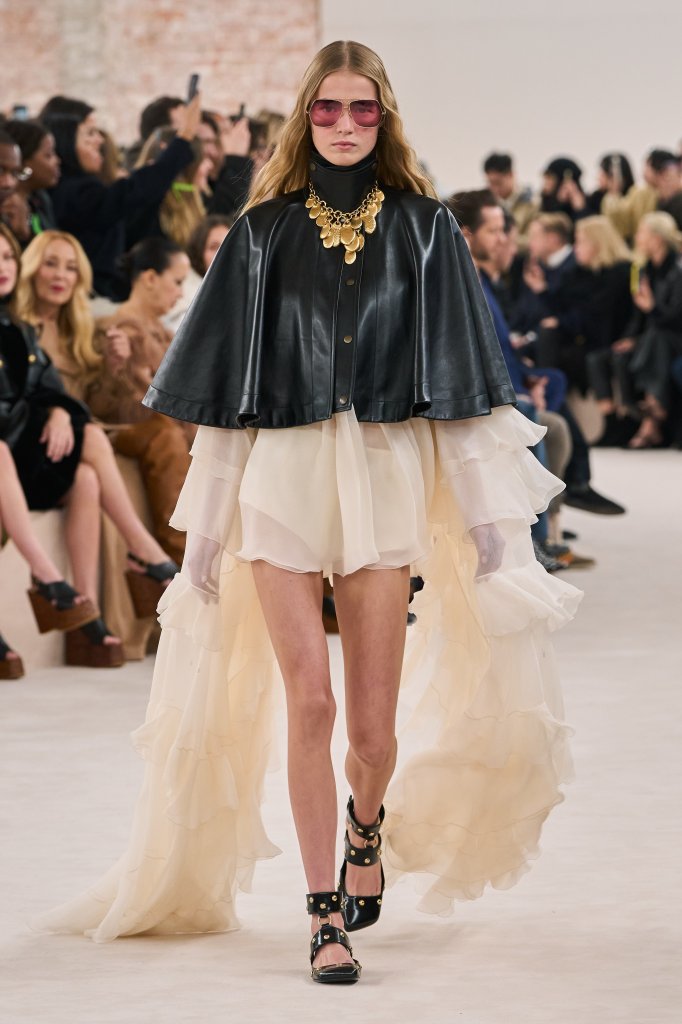  蔻依 Chloe 法国 France 巴黎 Paris 走秀(Runway) 2024/25秋冬 2024/25 A/W 女装 披肩/斗篷 Cape 迷你连衣裙 Mini Dress 女装