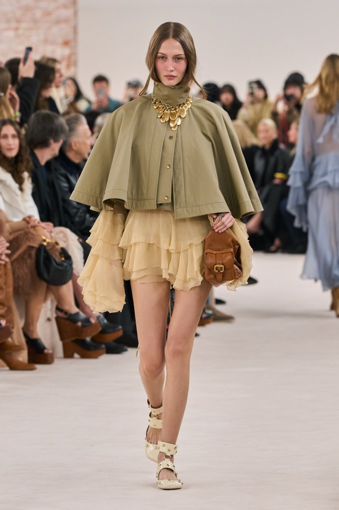  蔻依 Chloe 法国 France 巴黎 Paris 走秀(Runway) 2024/25秋冬 2024/25 A/W 女装 披肩/斗篷 Cape 女装