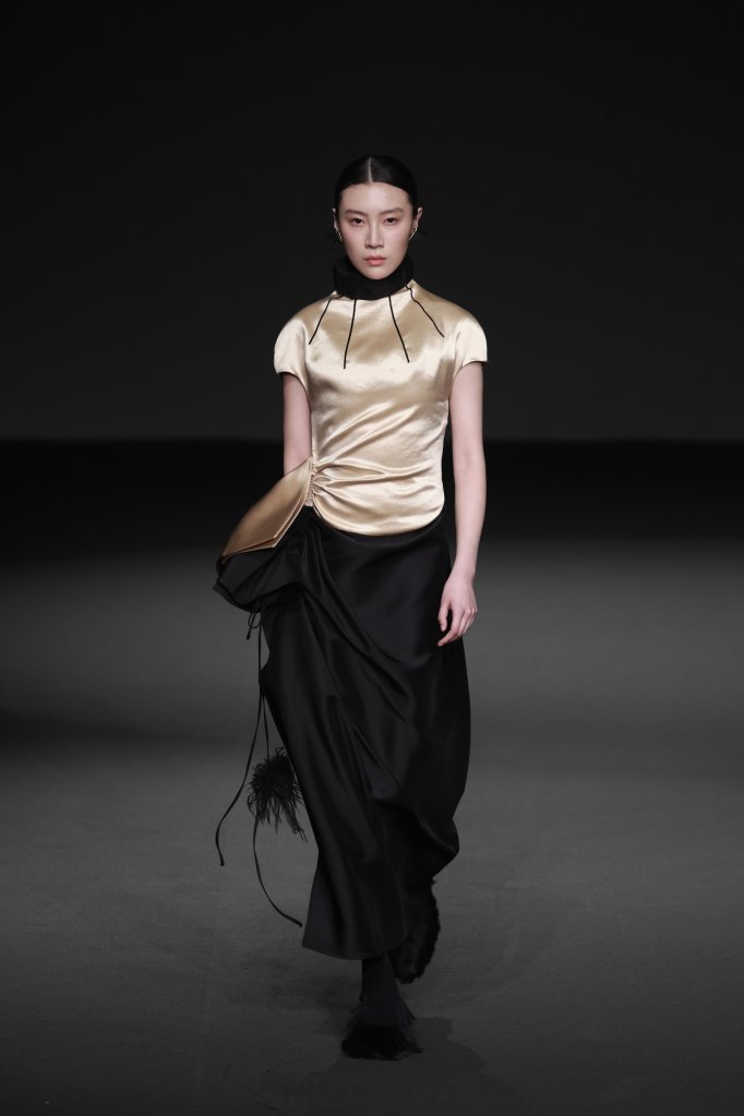 衣曳东方 Yeareast · 徐文洁│103 202425秋冬高级成衣秀 Beijing Fall 2024 天天时装 口袋里的时尚指南 