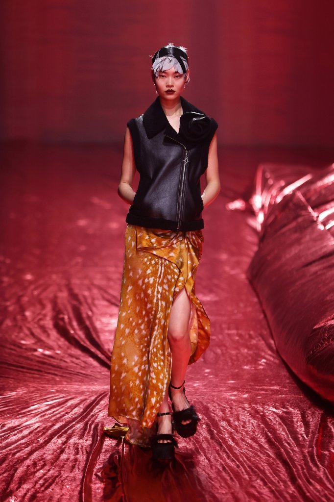  Louis Shengtao Chen Louis Shengtao Chen 中国 China 北京 Beijing 走秀(Runway) 2024/25秋冬 2024/25 A/W 女装 背心/马甲 Vest  伞裙 Full Skirt 女装