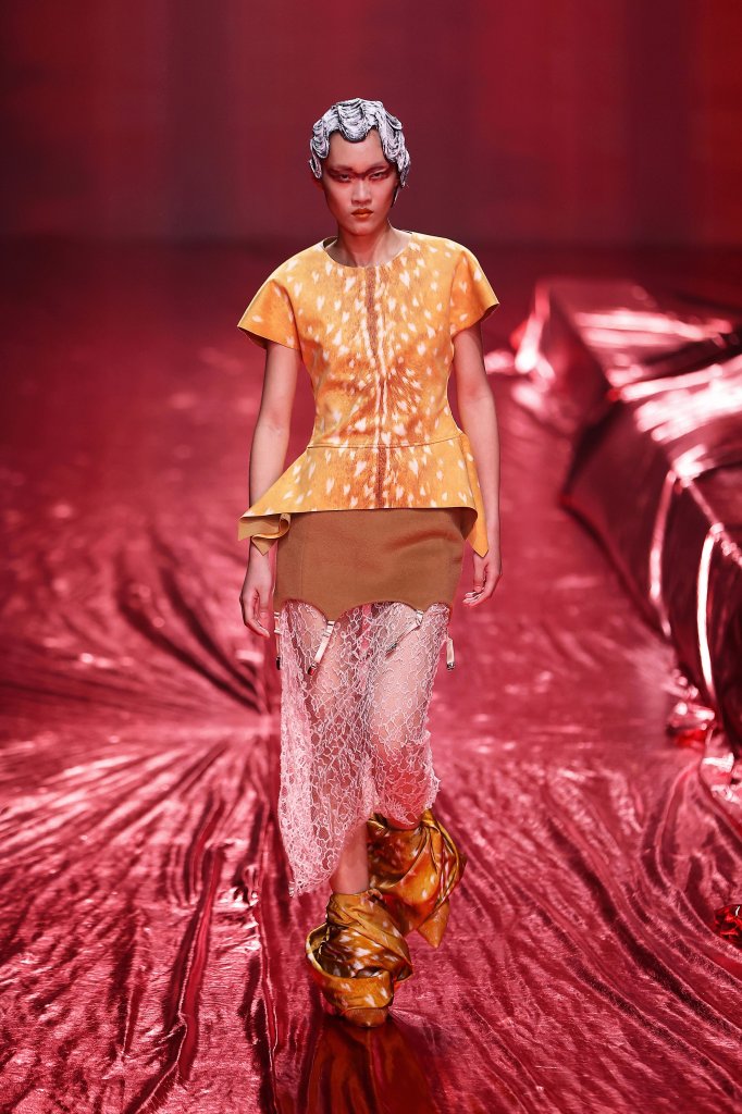  Louis Shengtao Chen Louis Shengtao Chen 中国 China 北京 Beijing 走秀(Runway) 2024/25秋冬 2024/25 A/W 女装 荷叶边上衣 Peplum Top 铅笔裙 Pencil Skirt 女装