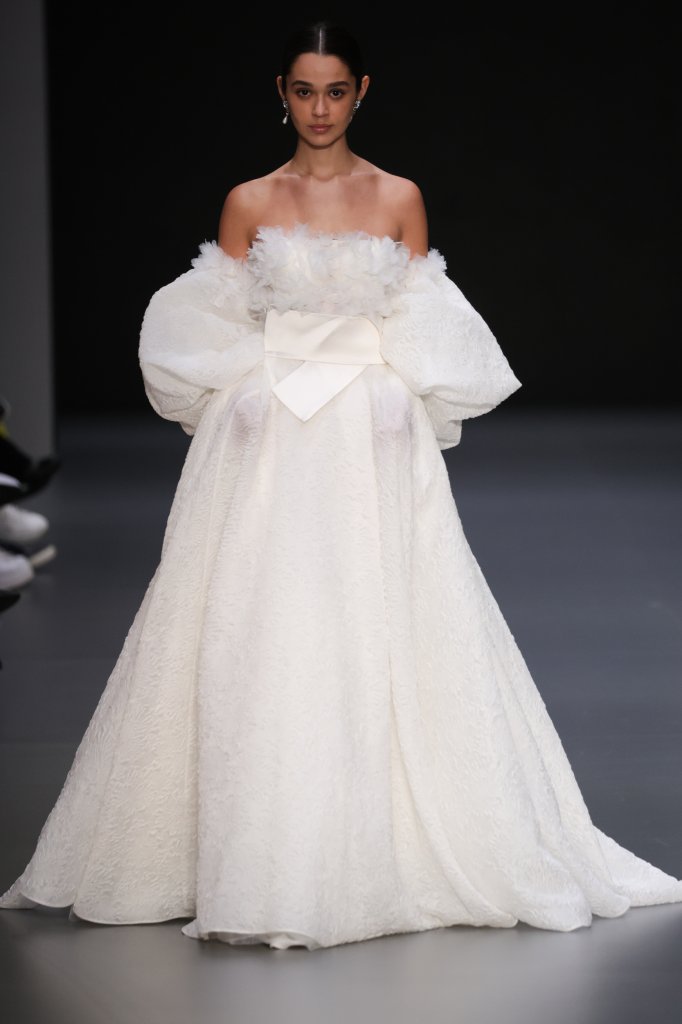 Helena 2025春夏婚纱礼服秀 - Barcelona Bridal 2025