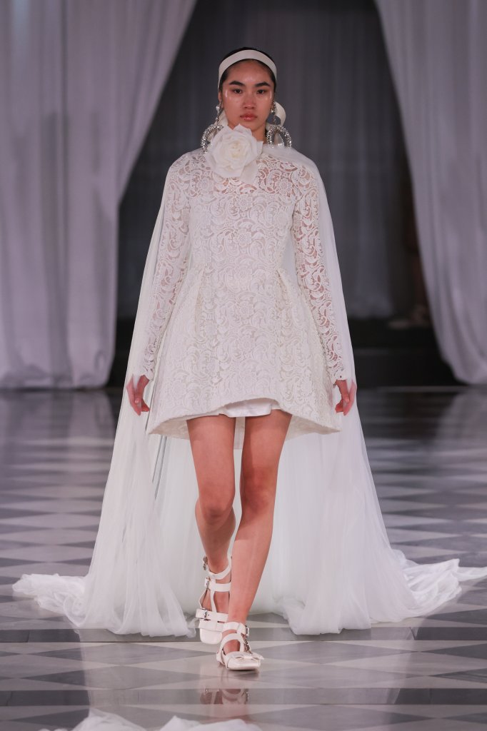 詹巴迪斯塔·瓦利 Giambattista Valli 2025春夏婚纱礼服秀 - Barcelona Bridal 2025