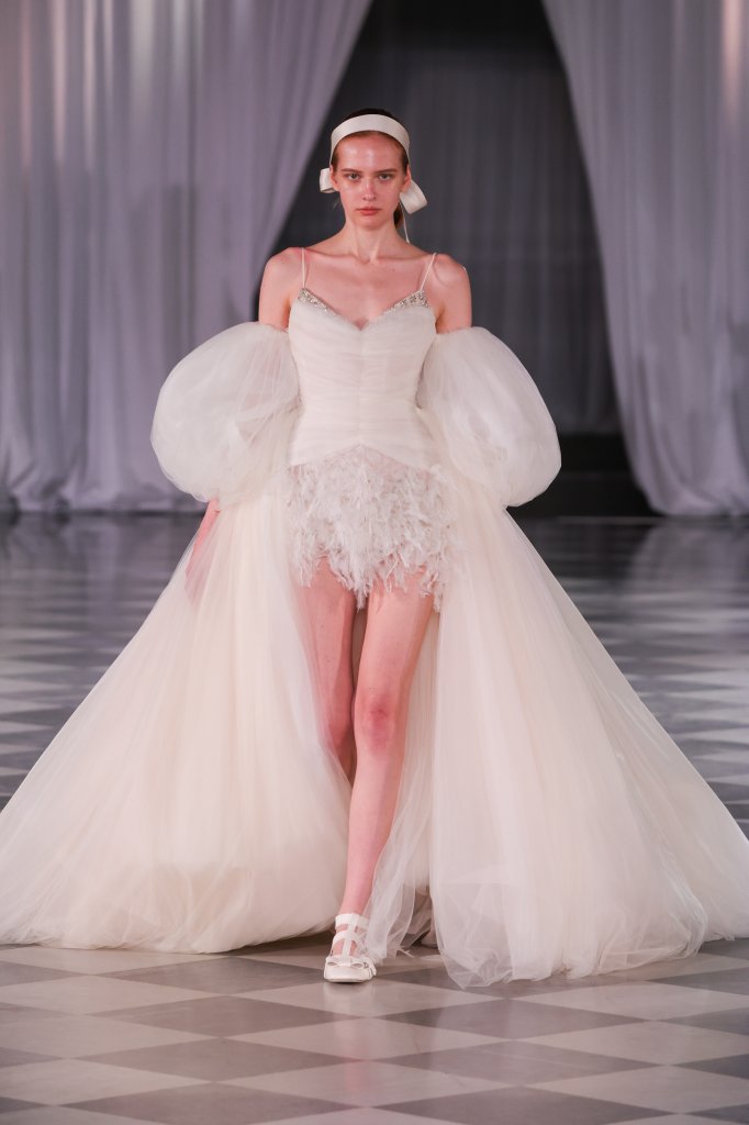 詹巴迪斯塔·瓦利 Giambattista Valli 2025春夏婚纱礼服秀 - Barcelona Bridal 2025