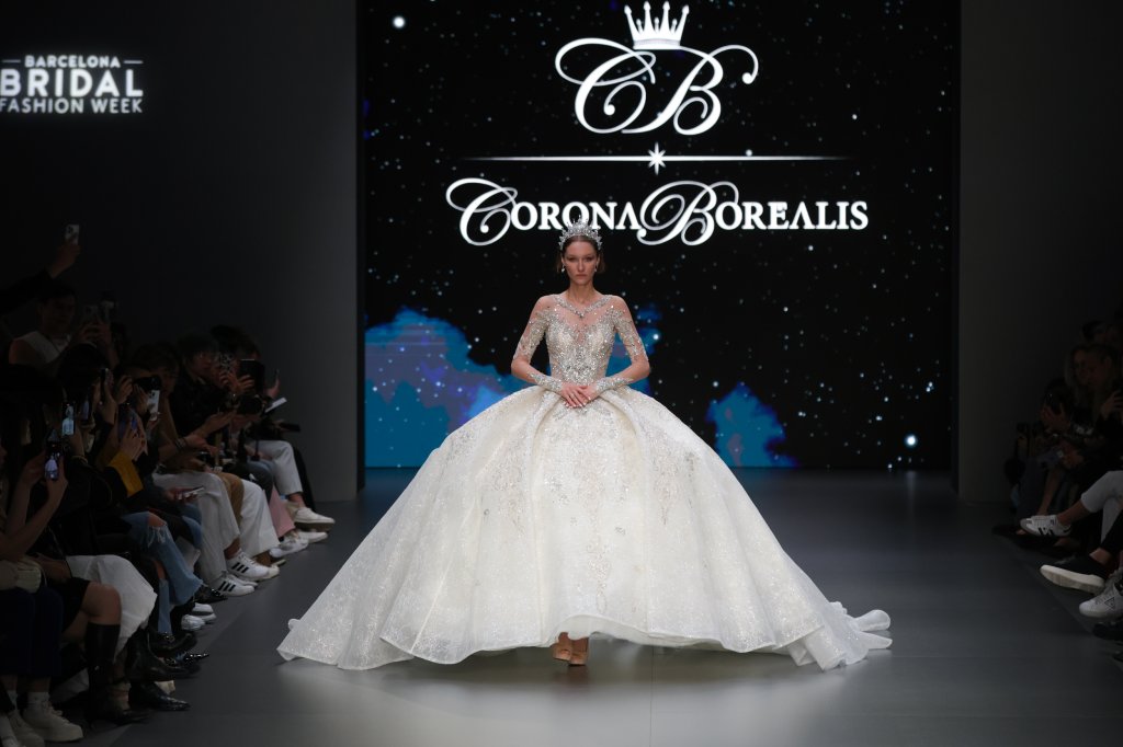 Julia Kontogruni – Corona Borealis 2025春夏婚纱礼服秀 - Barcelona Bridal 2025