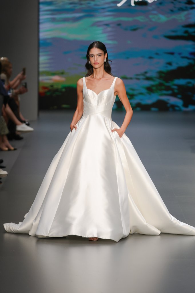 Allure Bridals 2025春夏婚纱礼服秀 - Barcelona Bridal 2025