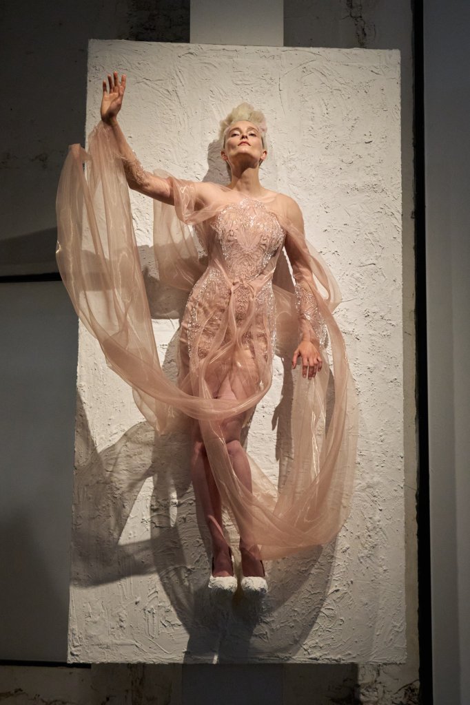 艾里斯·范·荷本 Iris van Herpen 2024/25秋冬高级定制Lookbook