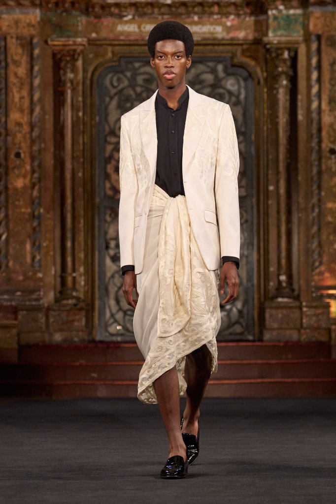 纳伊·姆汗 Naeem Khan 2025春夏高级成衣秀 - New York Spring 2025