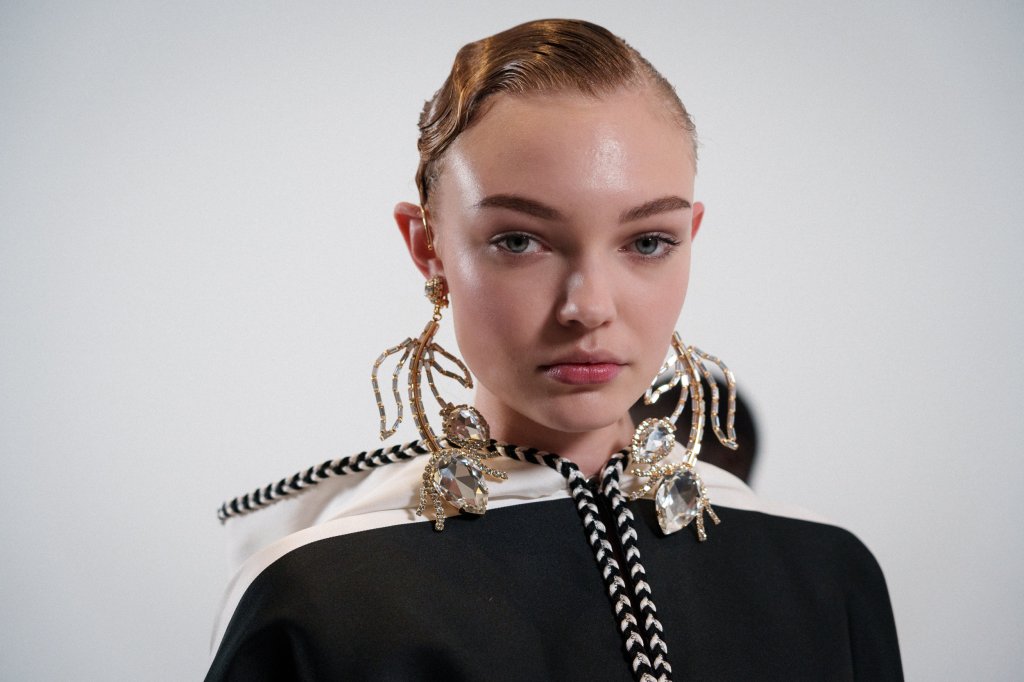 詹巴迪斯塔·瓦利 Giambattista Valli 2025春夏高级定制秀(后台妆容) - Couture Spring 2025