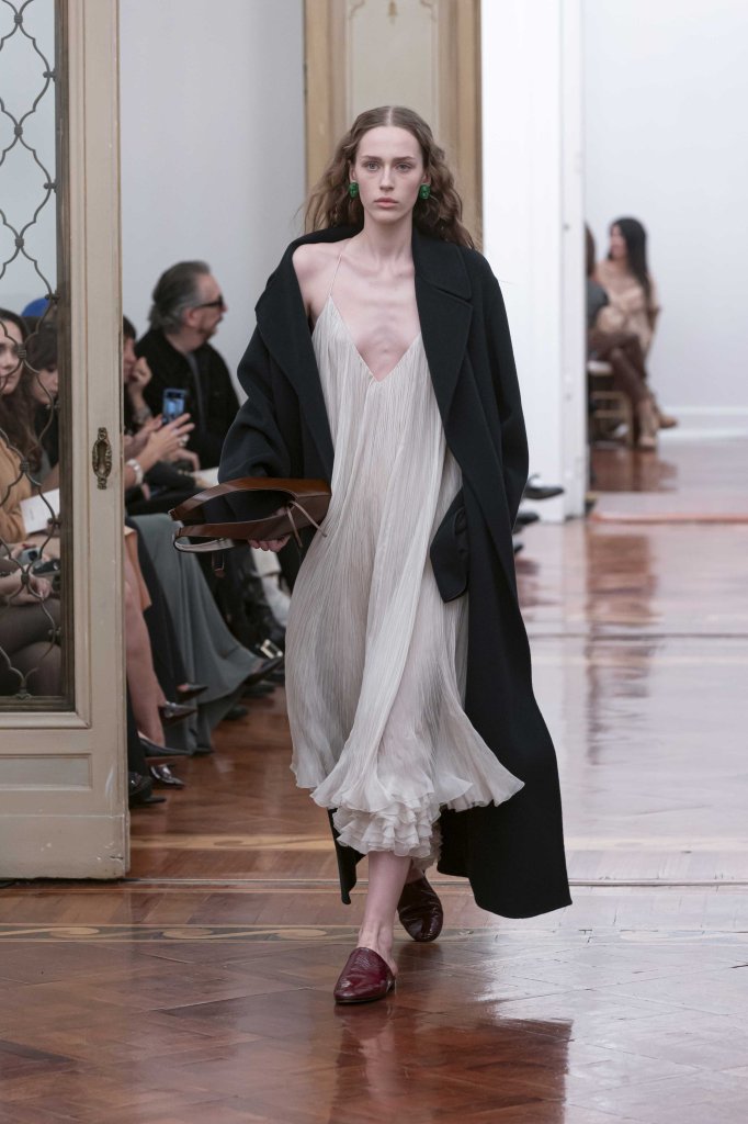 阿尔伯特-菲尔蒂 Alberta Ferretti 2025/26秋冬高级成衣秀 - Milan Fall 2025
