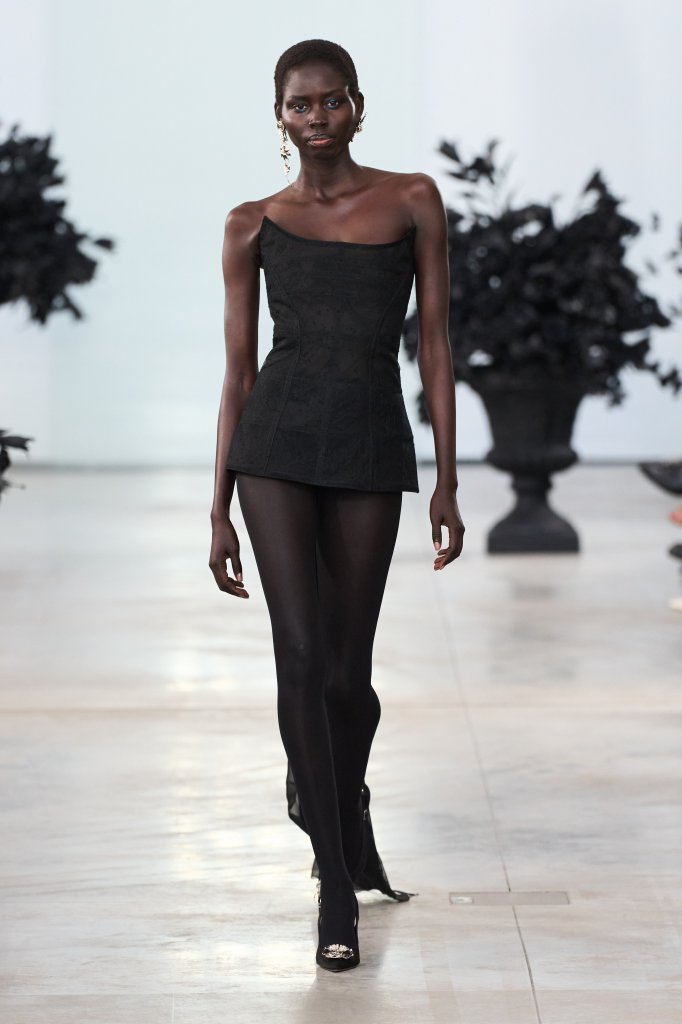蓝色情人 Blumarine 2025/26秋冬高级成衣秀 - Milan Fall 2025