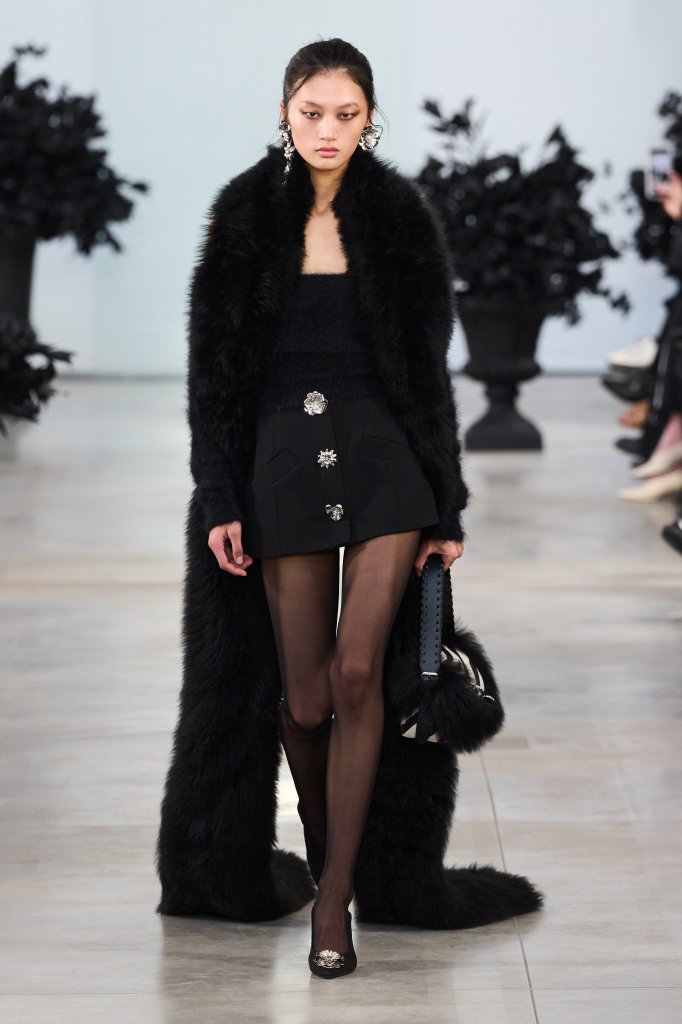 蓝色情人 Blumarine 2025/26秋冬高级成衣秀 - Milan Fall 2025