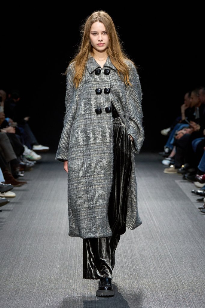 安普里奥·阿玛尼 Emporio Armani 2025/26秋冬高级成衣秀 - Milan Fall 2025