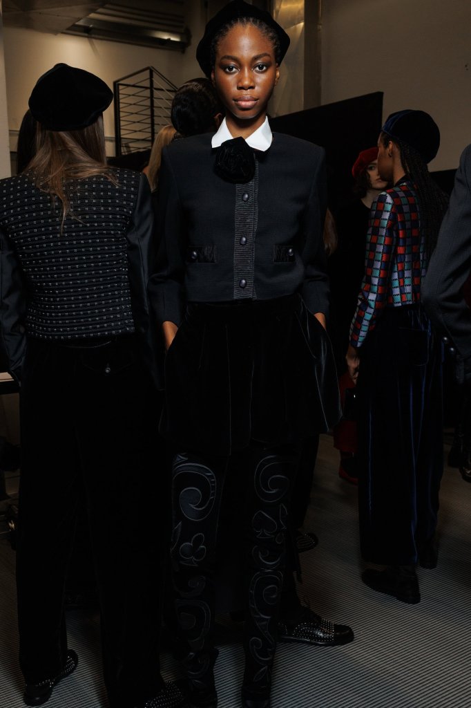 安普里奥·阿玛尼 Emporio Armani 2025/26秋冬高级成衣秀(后台妆容) - Milan Fall 2025