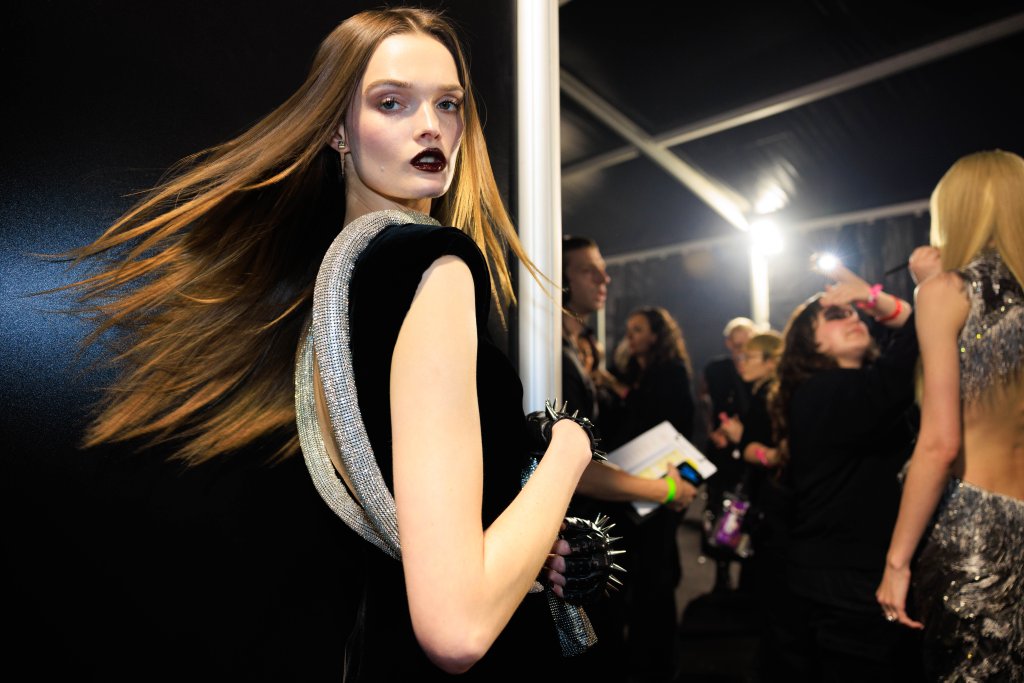 范思哲 Versace 2025/26秋冬高级成衣秀(后台妆容) - Milan Fall 2025