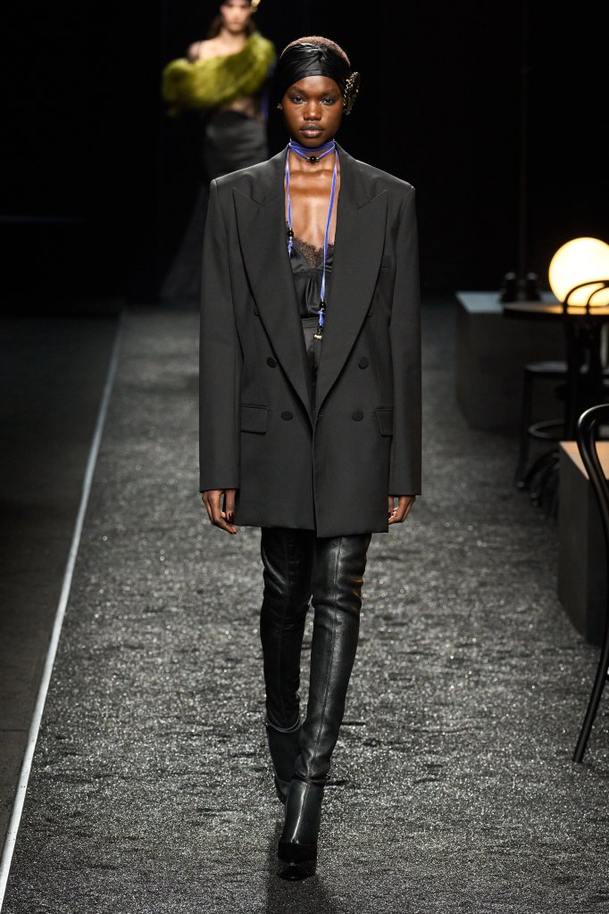 莲娜丽姿 Nina Ricci 2025/26秋冬高级成衣秀 - Paris Fall 2025