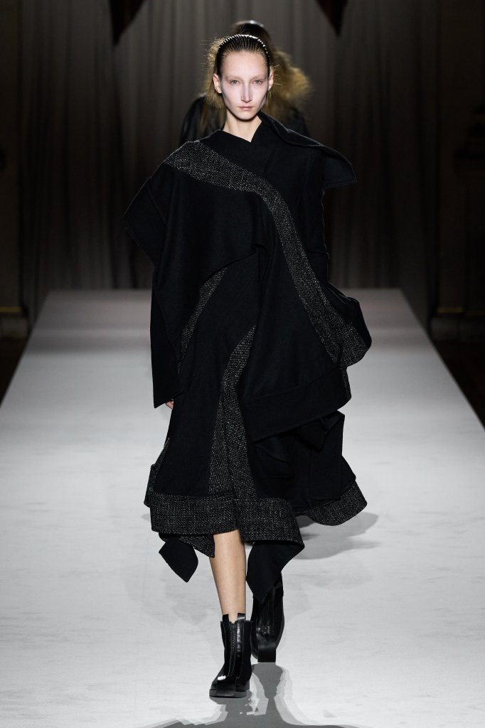山本耀司 Yohji Yamamoto 2025/26秋冬高级成衣秀 - Paris Fall 2025