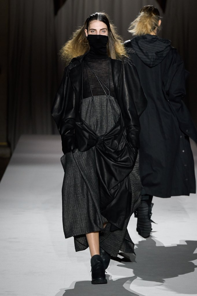 山本耀司 Yohji Yamamoto 2025/26秋冬高级成衣秀 - Paris Fall 2025