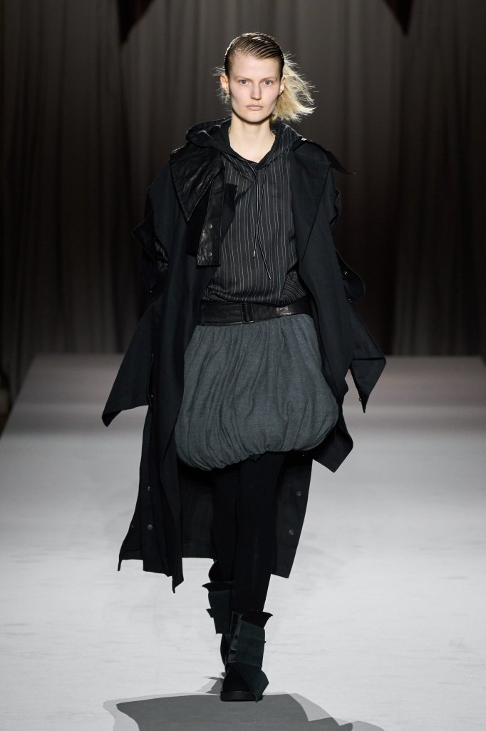 山本耀司 Yohji Yamamoto 2025/26秋冬高级成衣秀 - Paris Fall 2025