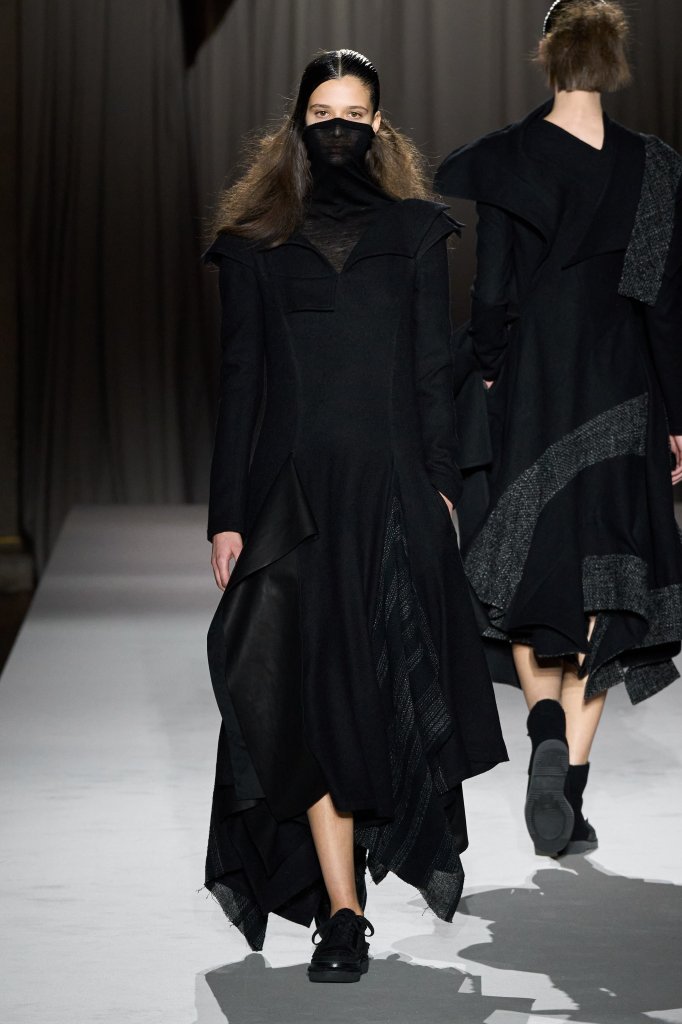 山本耀司 Yohji Yamamoto 2025/26秋冬高级成衣秀 - Paris Fall 2025