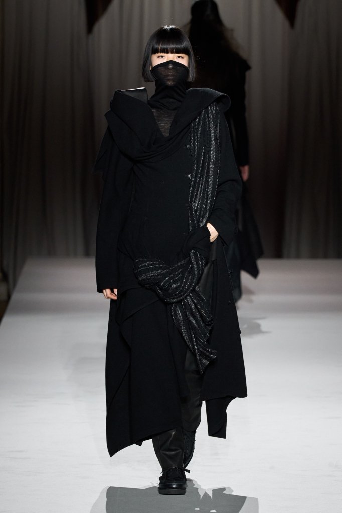 山本耀司 Yohji Yamamoto 2025/26秋冬高级成衣秀 - Paris Fall 2025