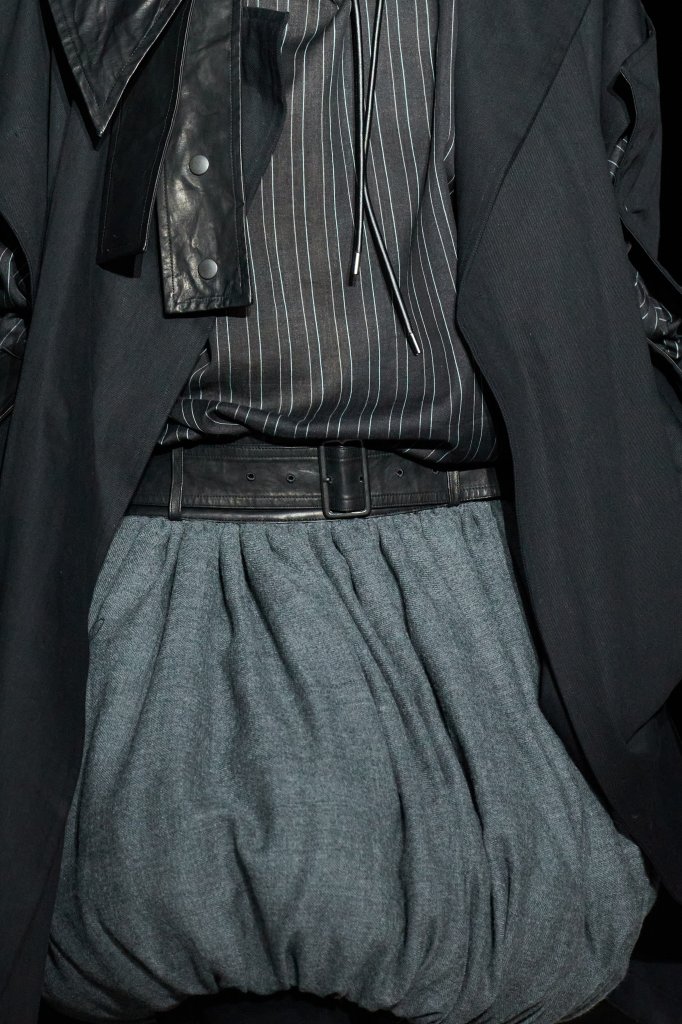 山本耀司 Yohji Yamamoto 2025/26秋冬高级成衣秀(细节) - Paris Fall 2025