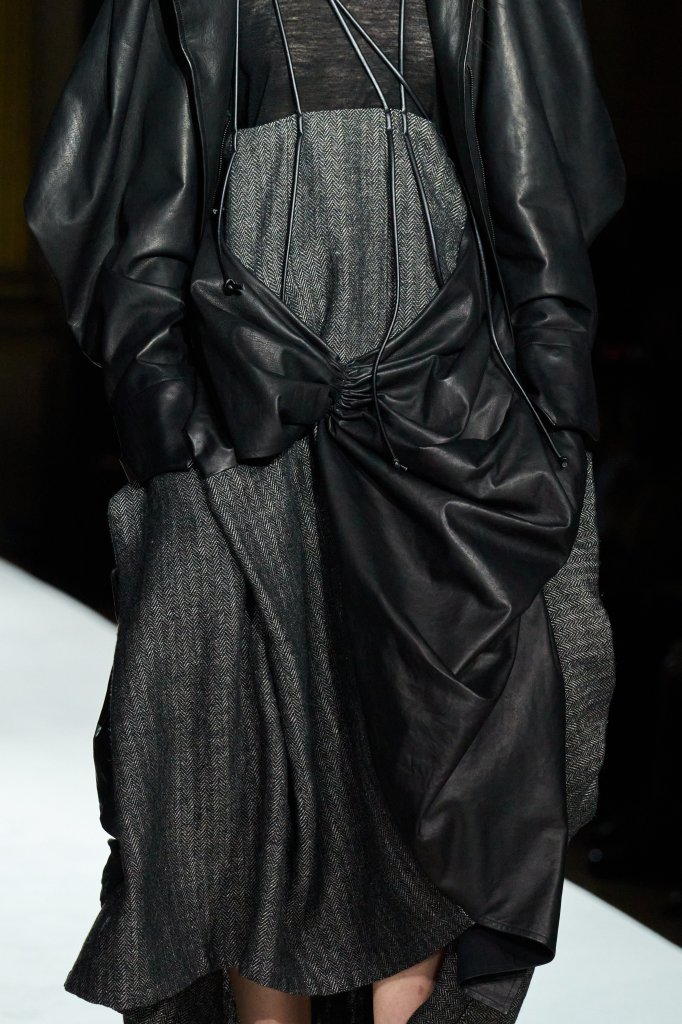 山本耀司 Yohji Yamamoto 2025/26秋冬高级成衣秀(细节) - Paris Fall 2025