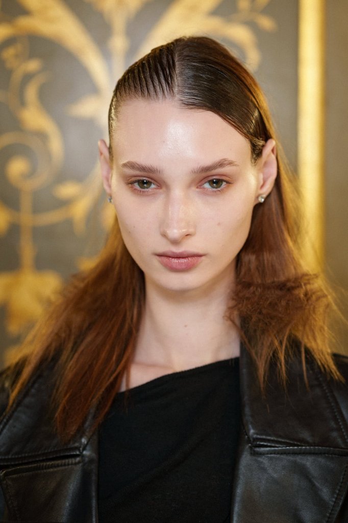 山本耀司 Yohji Yamamoto 2025/26秋冬高级成衣秀(后台妆容) - Paris Fall 2025