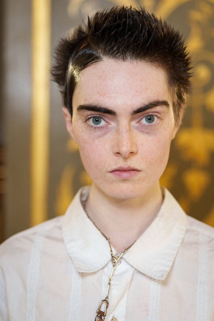 山本耀司 Yohji Yamamoto 2025/26秋冬高级成衣秀(后台妆容) - Paris Fall 2025