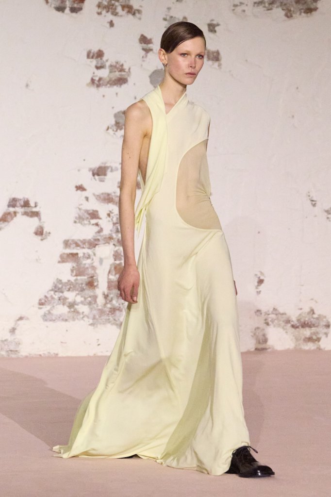 维多利亚·贝克汉姆 Victoria Beckham 2025/26秋冬高级成衣秀 - Paris Fall 2025