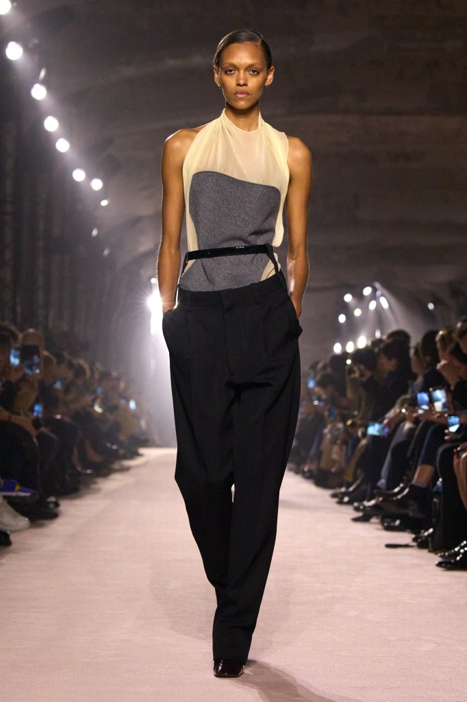 维多利亚·贝克汉姆 Victoria Beckham 2025/26秋冬高级成衣秀 - Paris Fall 2025