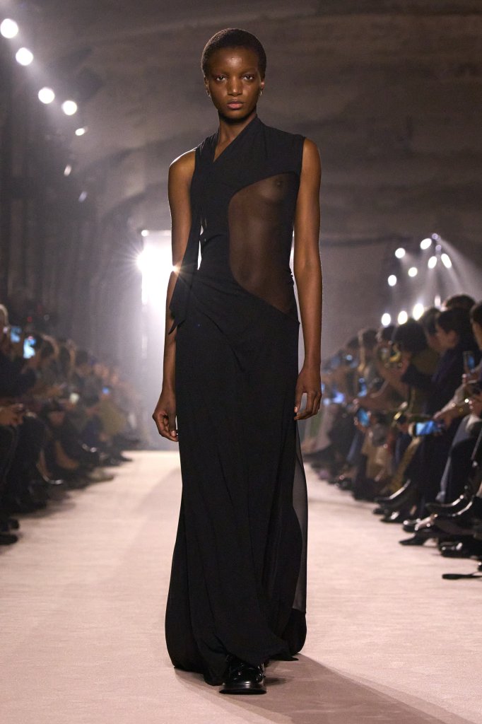 维多利亚·贝克汉姆 Victoria Beckham 2025/26秋冬高级成衣秀 - Paris Fall 2025